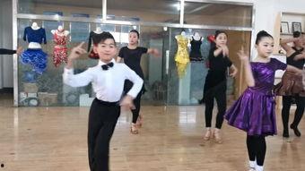 临沂小伙假装明星跳舞,街头热舞引围观