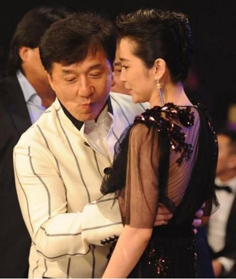 爹系抱图片明星,从明星抱娃瞬间看父爱如山